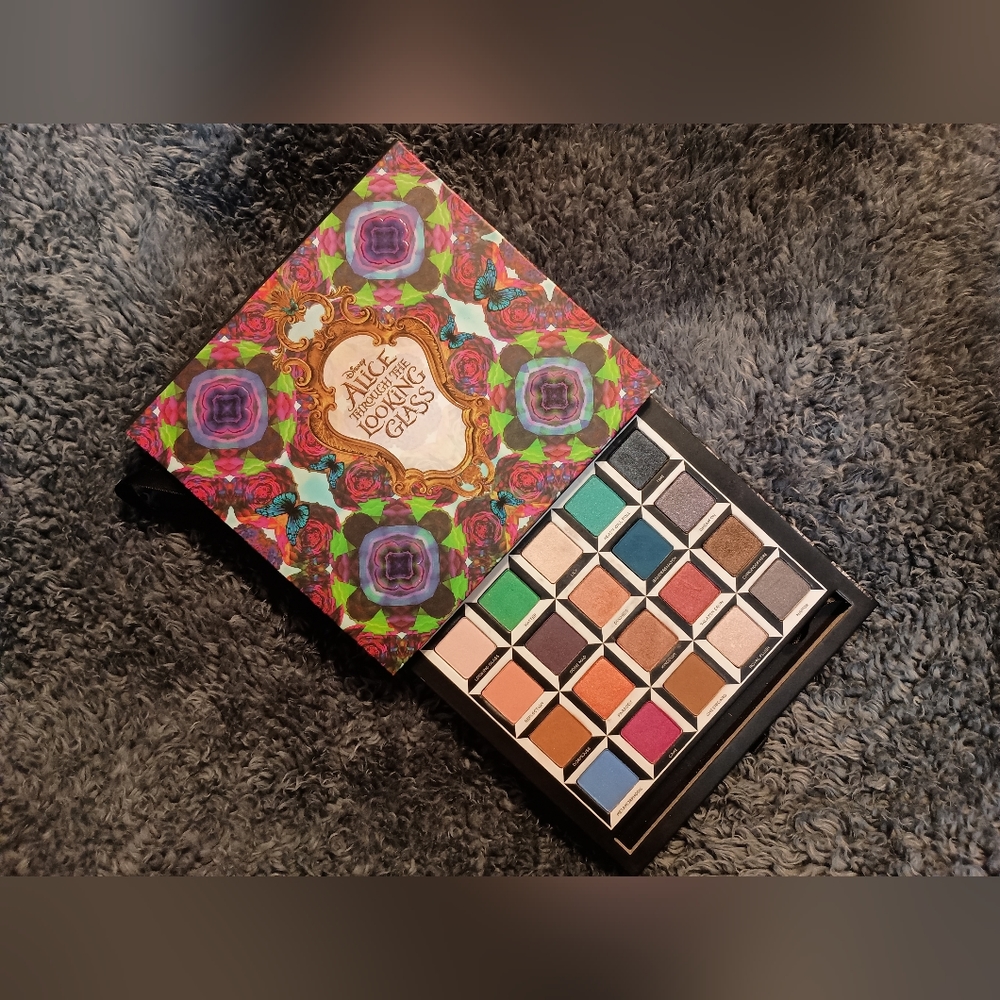 Urban Decay Alice Through The Looking Glass palette